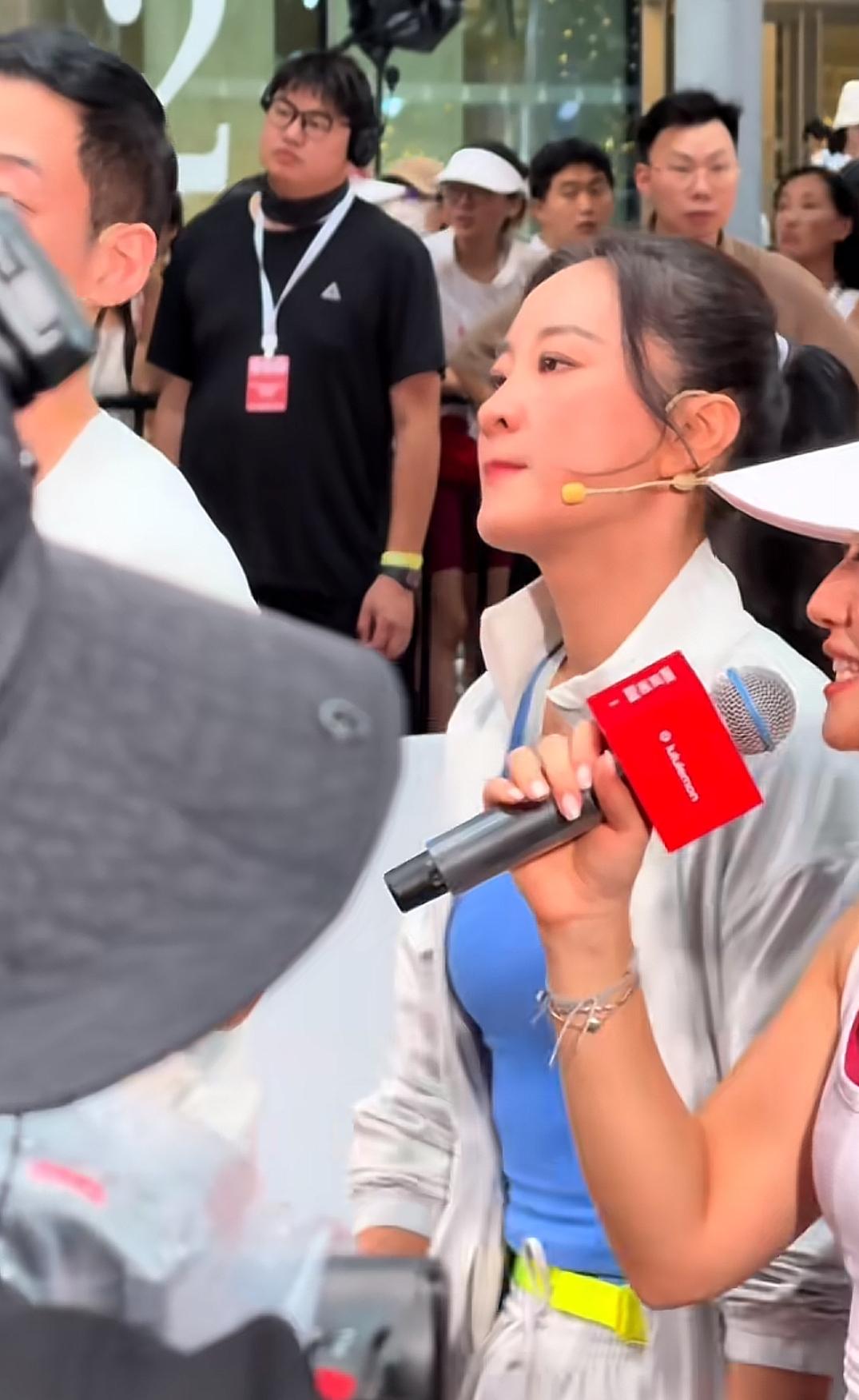 谁懂啊！贾玲这次的状态直接是“换了种气场”的惊艳！以前圆乎乎的时候，笑起来像颗会