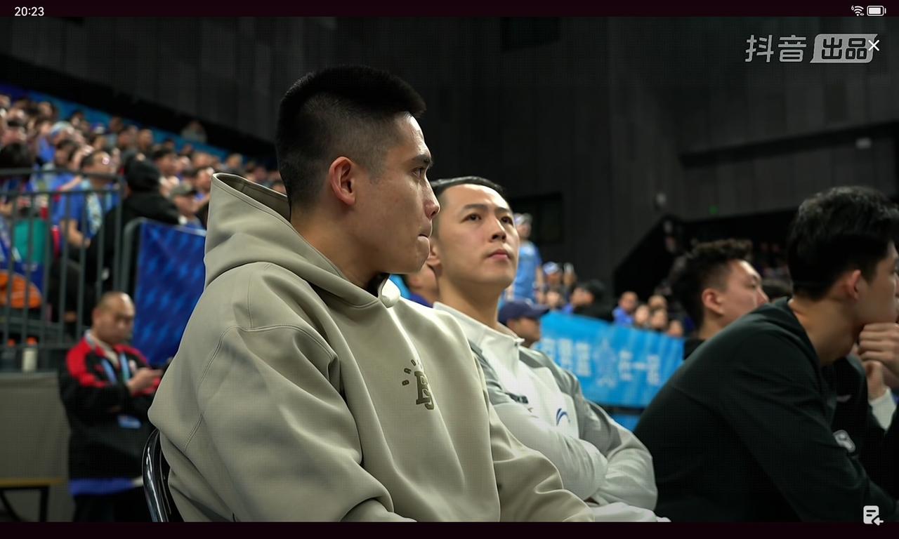 陈盈骏确实不打，心平气静看球，身边的姜文太抢戏陈盈骏不打，许利民赛前就说得很