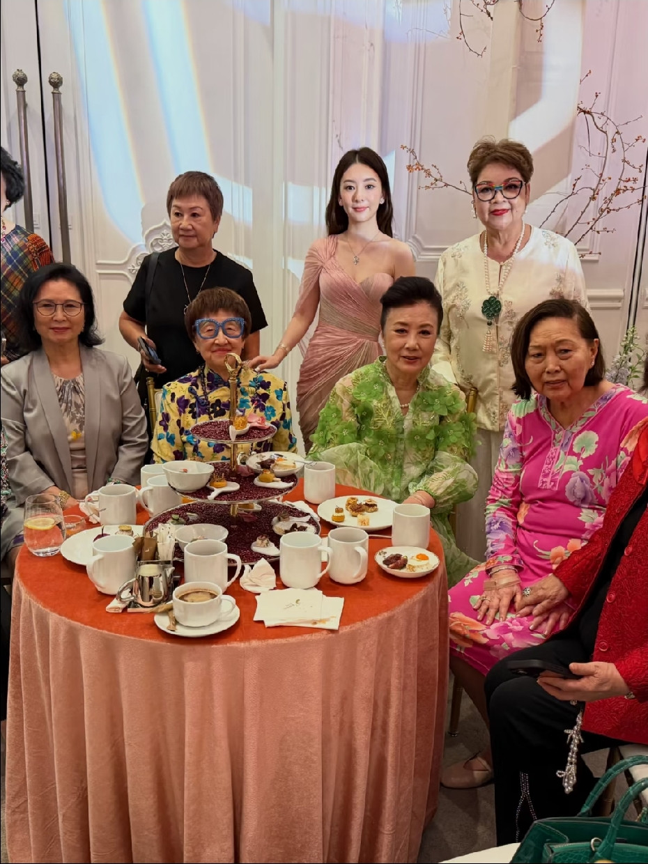 天王嫂方媛现身澳门，参加奚梦瑶答谢宴！不得不说，她也是彻底挤进港澳上流精英圈了，她应该和赌王家没有交