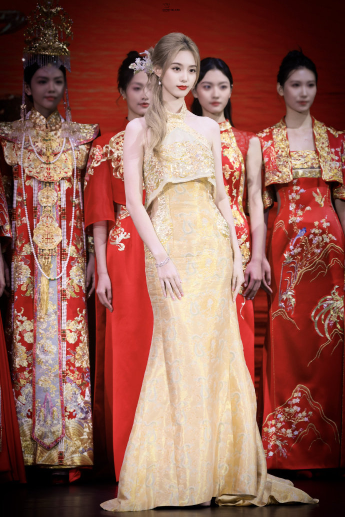 徐艺洋穿婚服走秀的画面，直接焊在我脑子里了！美到窒息，难怪黄子韬非她不娶！