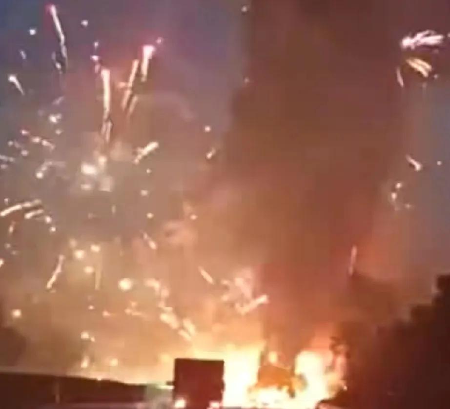 5月21日清晨，二广高速山西晋城段“火光冲天”。一辆满载烟花爆竹的货车突然起火，