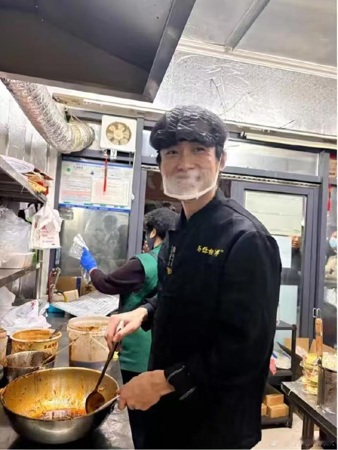 独腿小伙卖麻辣拌逆袭月入翻10倍史铁生麻辣拌火到独腿老板想跑路老板怕不是忘了