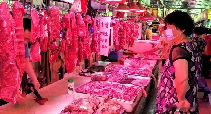 万万没想到，临近中秋，涨价最猛的，就是下面这六样东西：第一，牛肉。我们楼下菜