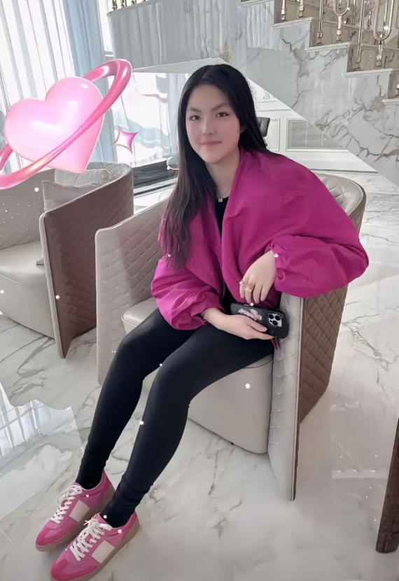 王诗龄的火龙果颜色的衣服真好，我也想给我女儿买一件，应该不贵吧！