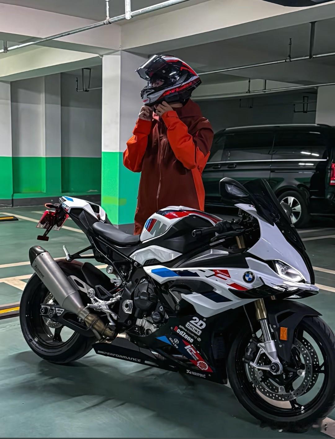 宝马s1000油已经加满，请不要在意我头盔下面不帅气的脸，真正的人生赢家，应该骑