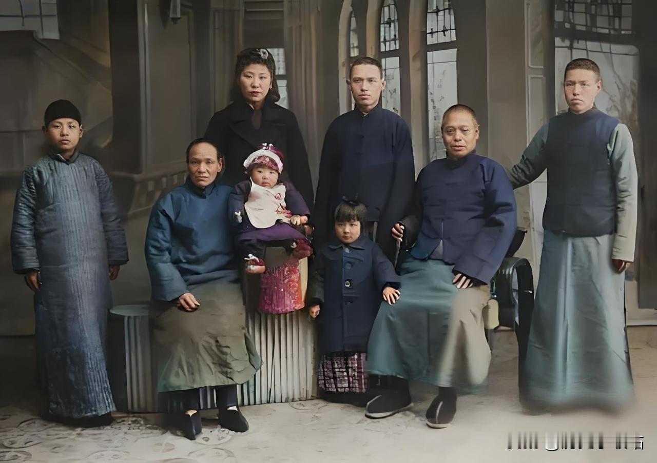 这张1945年的全家福，妥妥是老北京四合院的「小康生活切片」！大北照相馆的布景里