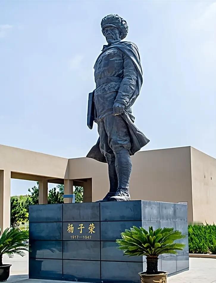 鲜为人知的是，1986年杨子荣烈士的墓碑高度从原本的3.1米鲜为人知的是，198