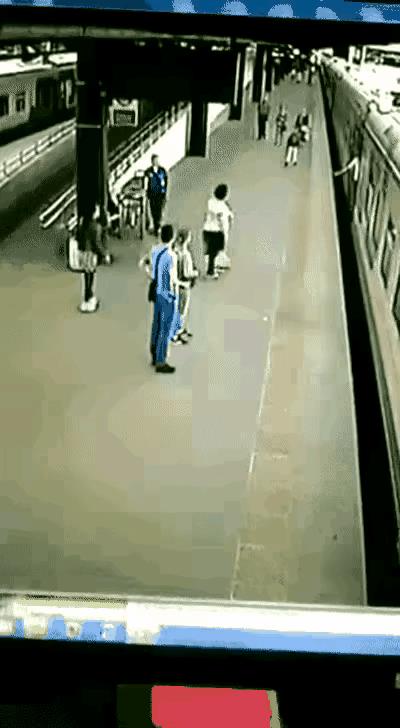 视频中的场景，很多人都没有搞懂，旁边站了那么多的人，为什么就没有人拉她一把呢？