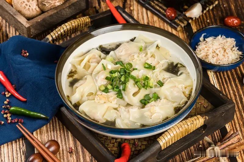 今天中午下班回家，老公煮的馄饨，我吃着早上的剩饭疙瘩汤，老公吃了昨晚的剩蛋