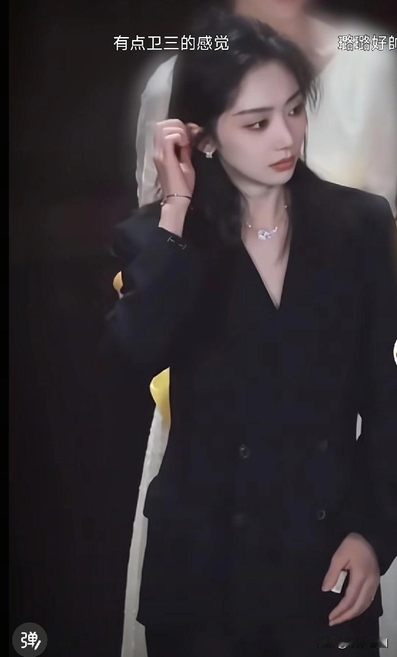 宝儿姐真是太好看了！英气十足！可甜可盐！在她身上竟然看到了不同的人：郭碧婷+