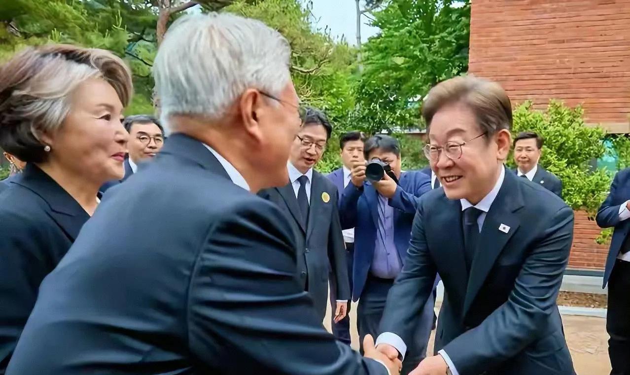 真不愧是文在寅的衣钵继承人！才刚上任，李在明就开始“新官上任三把火”了，而第一把