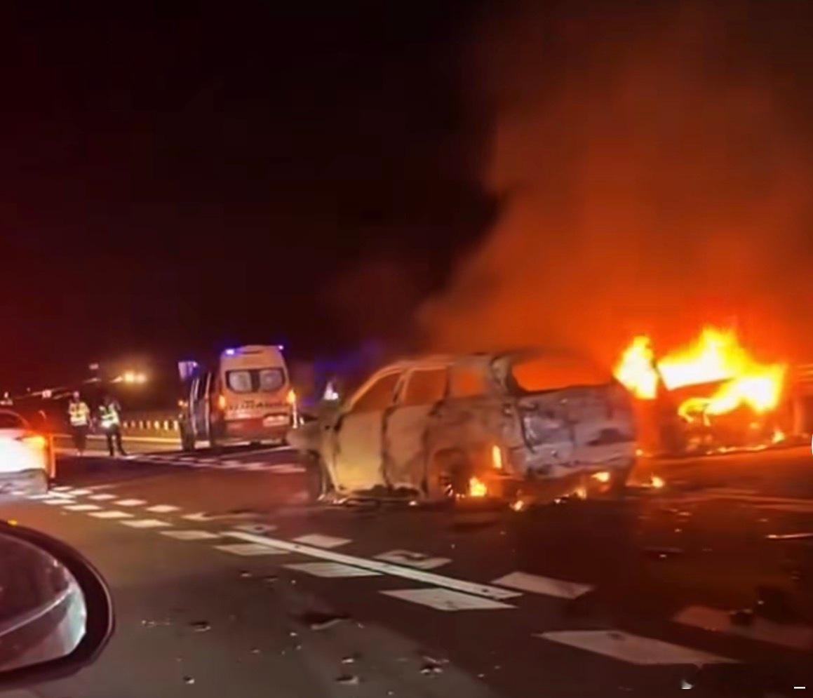 高速5车追尾2死3伤快车道，黑车，事故不打双闪不放三脚架再加上该路段没有照明真不