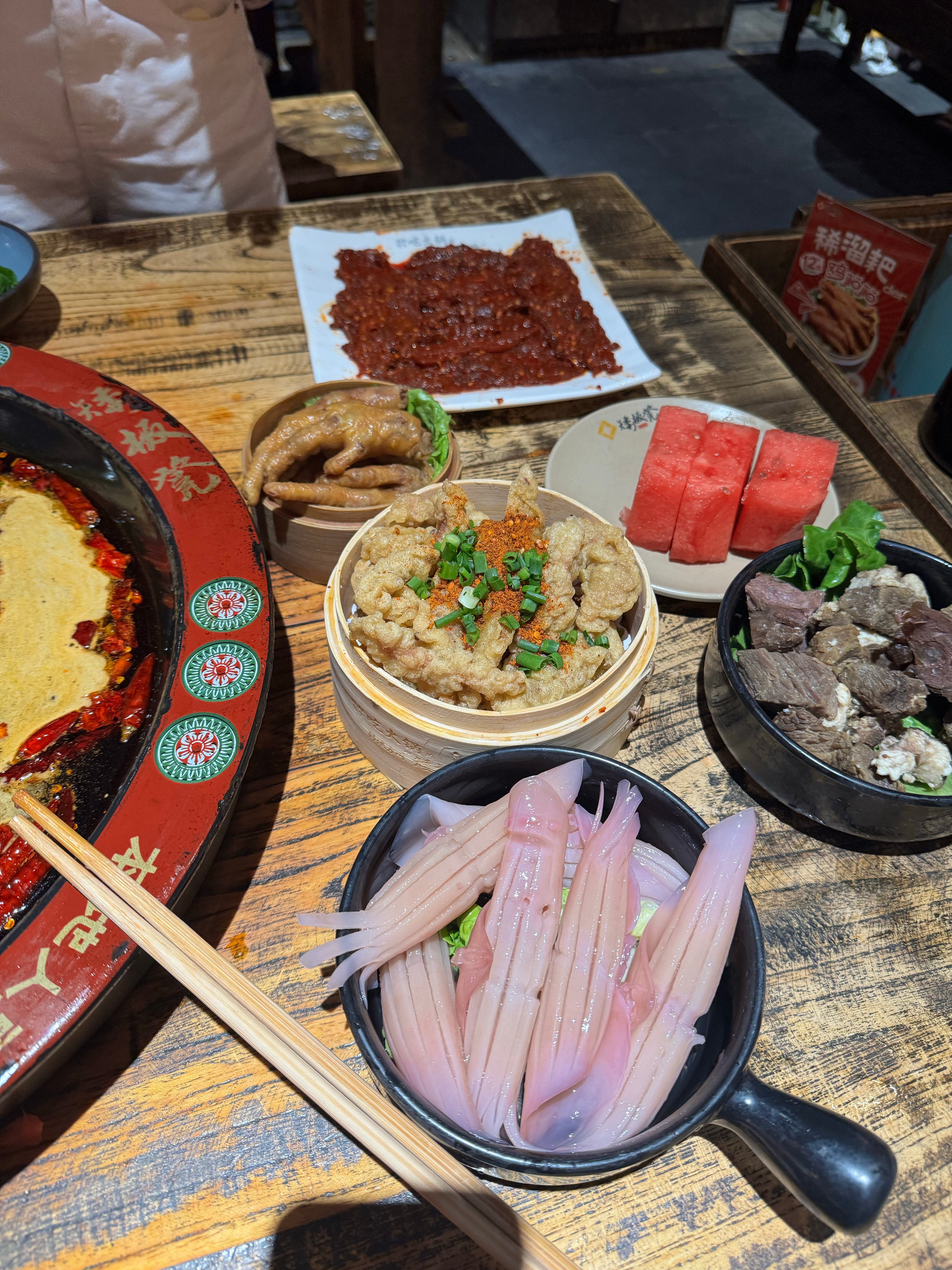 回来第一天馋得慌，半夜12点找了家矮板凳火锅菜品确实没得说很新鲜，份量也很足，得