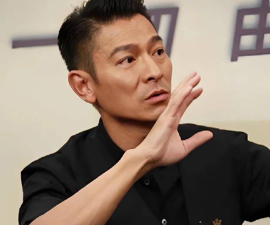 当年拍《爱君如梦》，刘德华带着林家栋，气得好几次想发火又硬憋回去。戏一杀青，直接