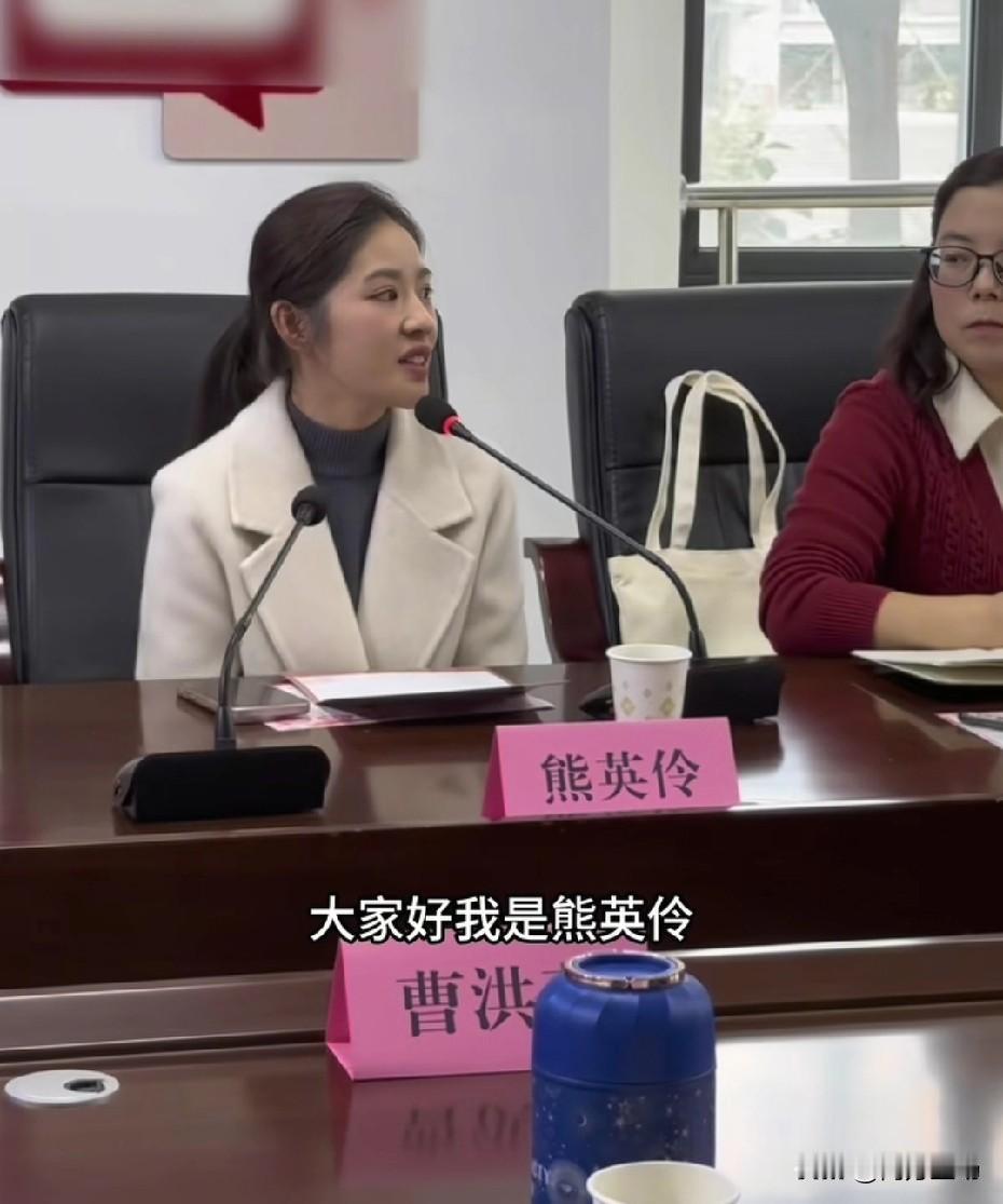 还记得恶龙咆哮创始人阿梓吗？以前深圳东门跳尬舞，如今在四川老家做惠农直播，带货农