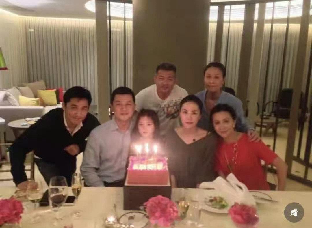 李亚鹏一家人现身云南，19岁的李嫣同堂姐同框，身高相较堂姐矮半头，自带清冷气质，神态颇有王菲的影子。