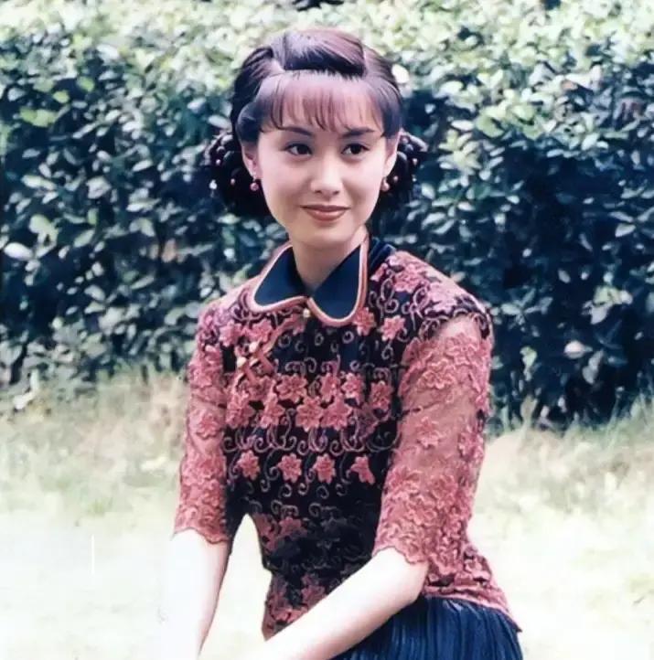 楼上漏水都能捡老公？朱茵黄贯中这段缘，简直比电影还抓马！1990年，楼上黄