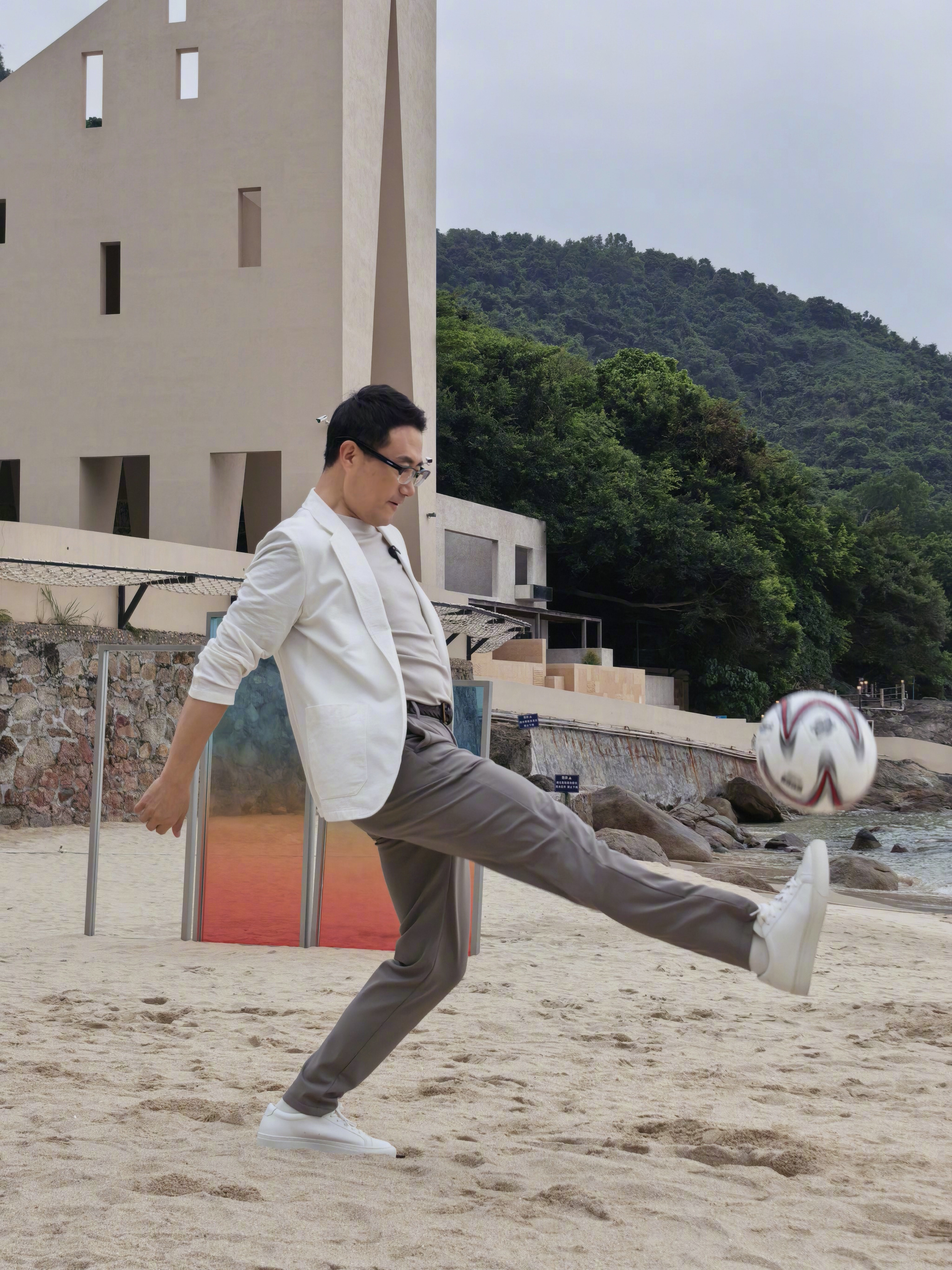 很久没踢球了，昨天摄影师朋友帮我拍了张3D动态照片。这个模式有很多玩法，期待小伙