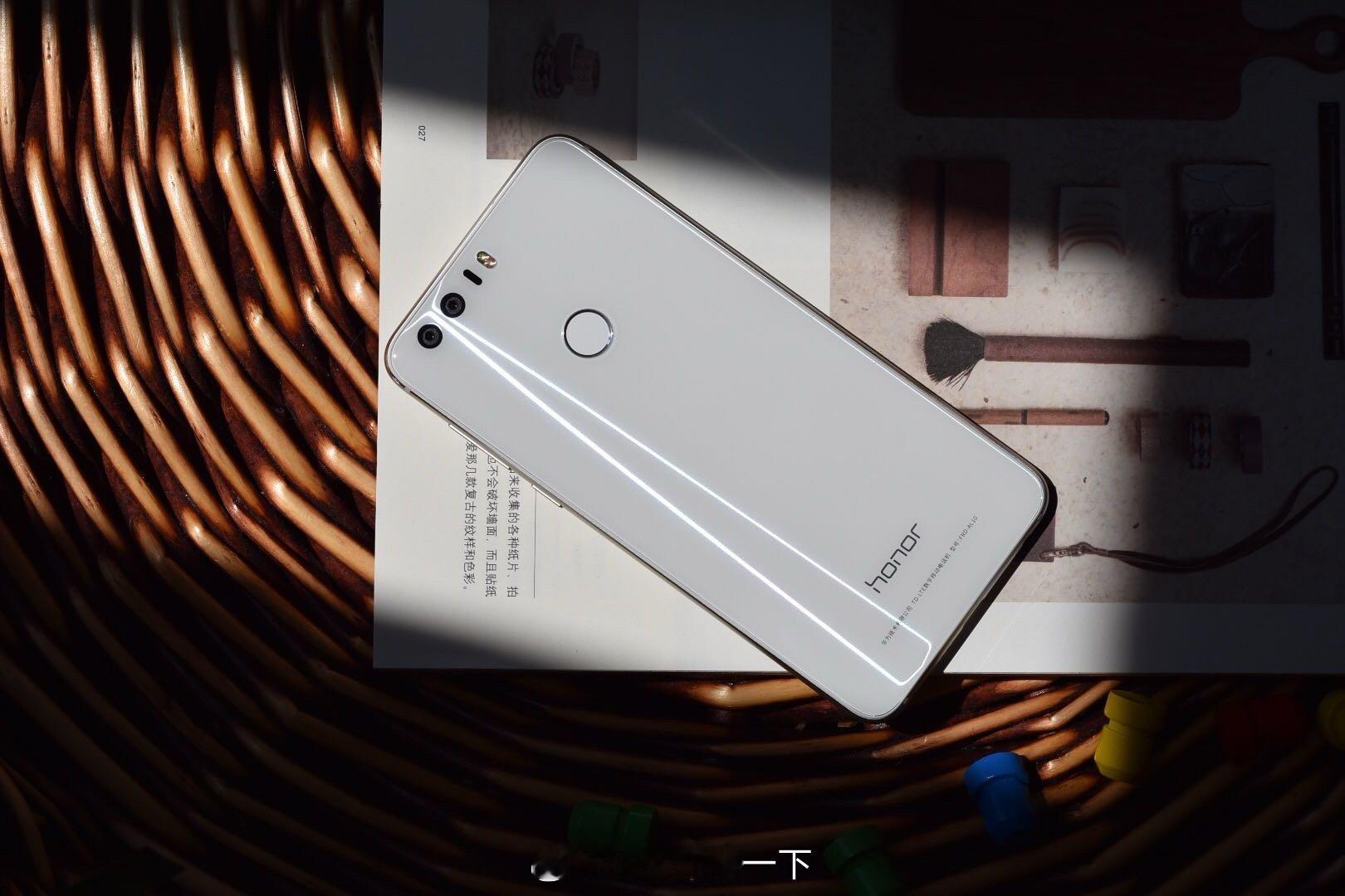 还有人记得当年荣耀的经典吗？荣耀8，鹰眼双摄，美的不像话