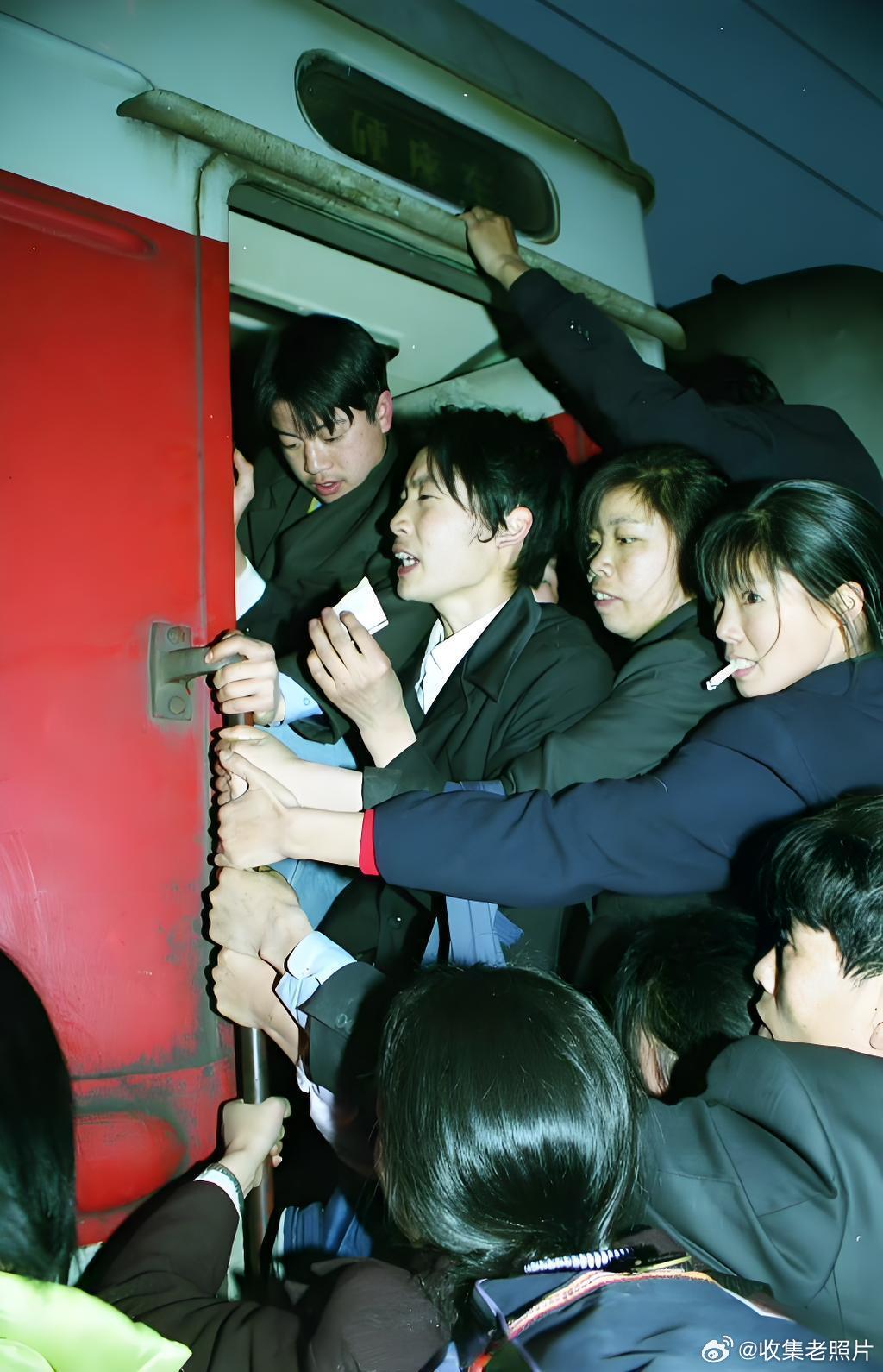 2001年，信阳发往深圳的春节加班车，从后面的发展历史看，老刘对改变国人出行有贡
