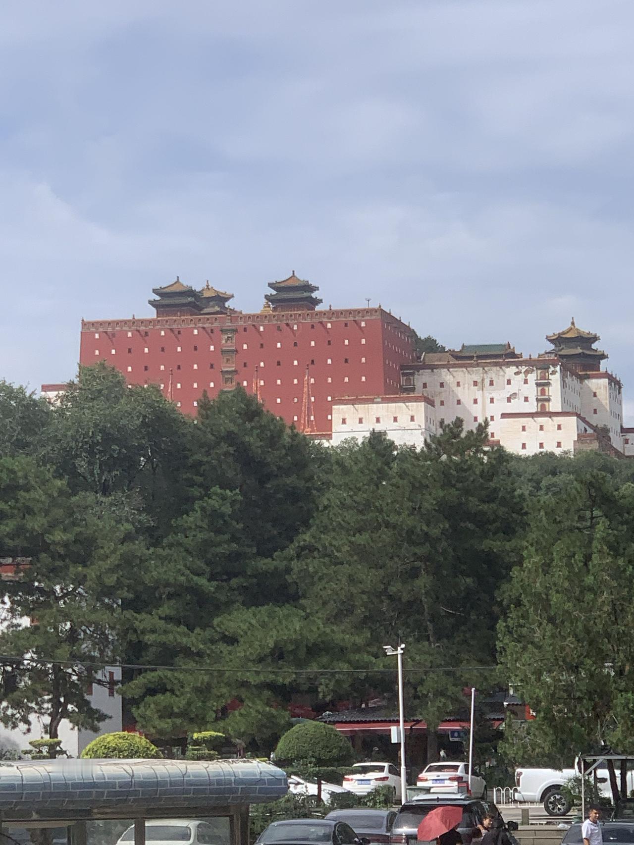 北京人100元承德一日游。估计很多人都想不到，北京人花100元就可以完成承德一日