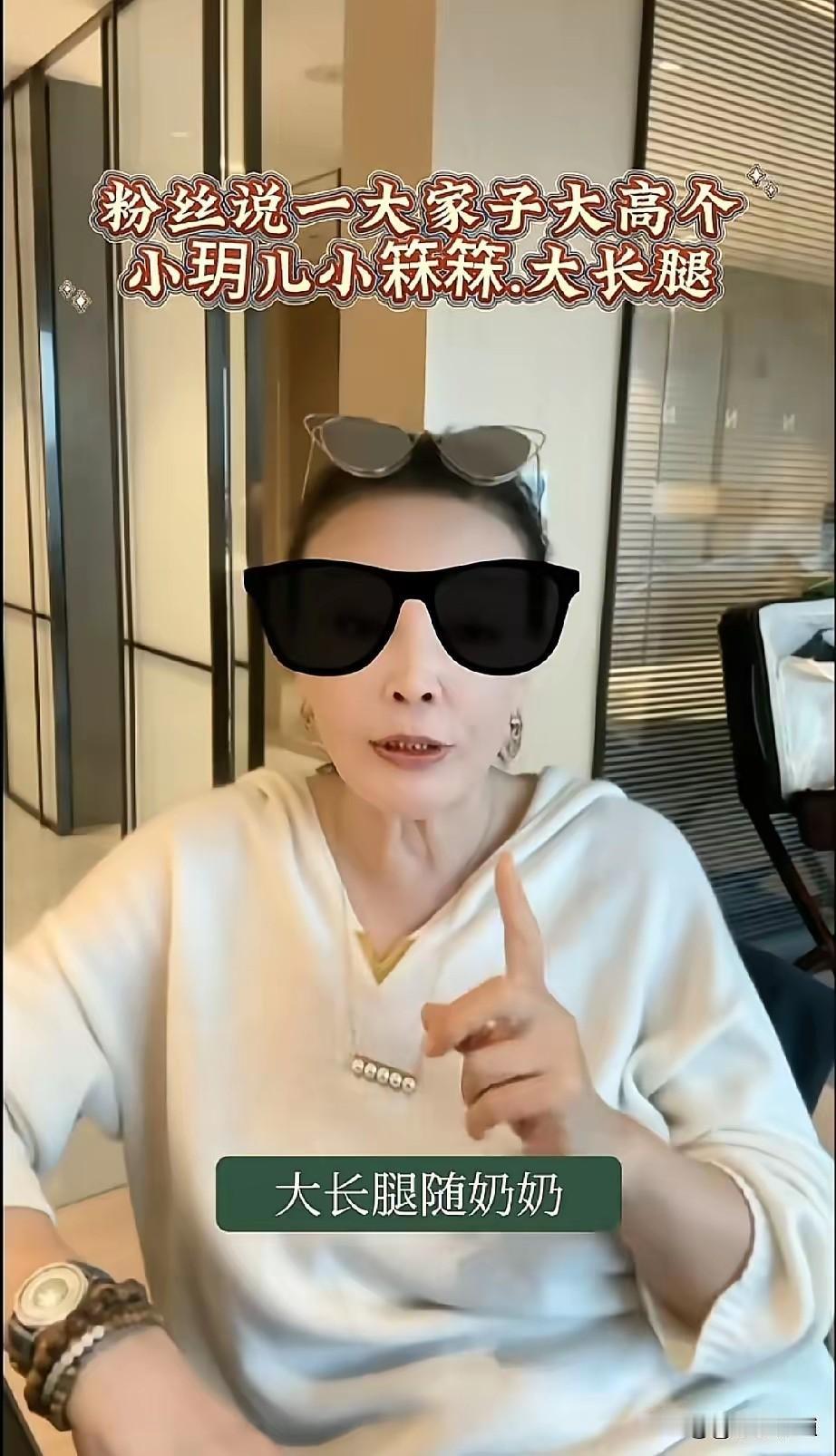 汪小菲的两个孩子回到北京，住在张兰的家里。张兰在家直播，小孙子和同学打电话，同学