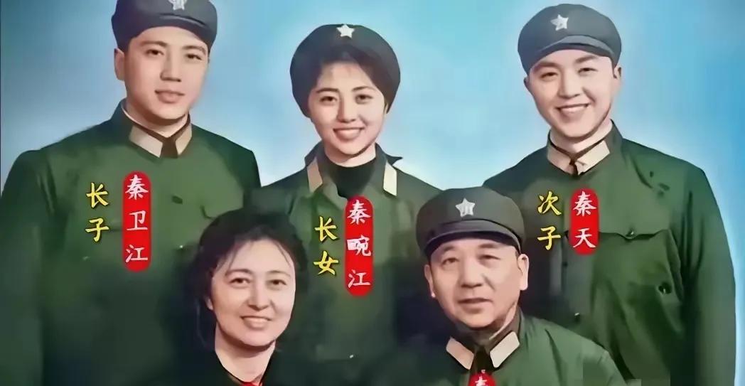 这是一张特殊的全家福，因为照片中的这家人全部是军人，堪称满门忠烈。照片的主角就是