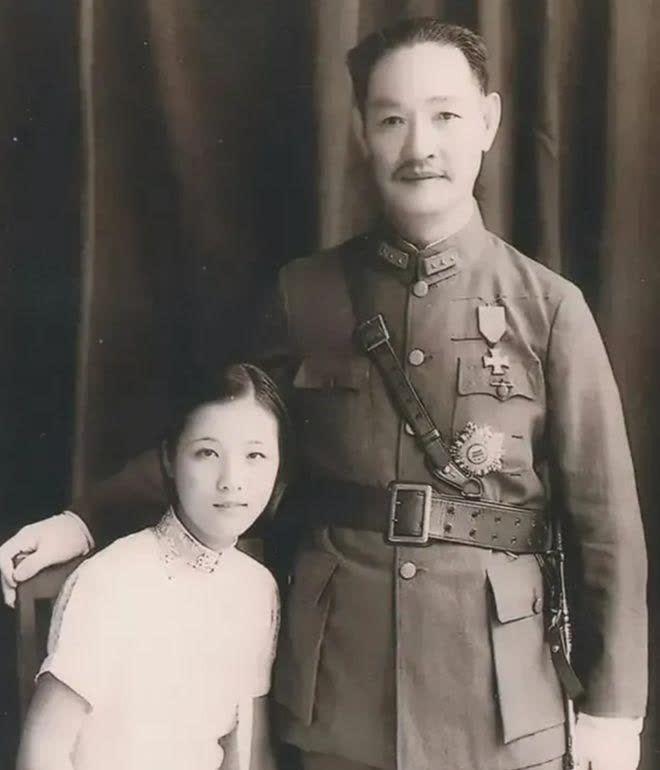 1936年，17岁少女被父亲强迫嫁给54岁并且结过三次婚的男人，少女始终不依，并