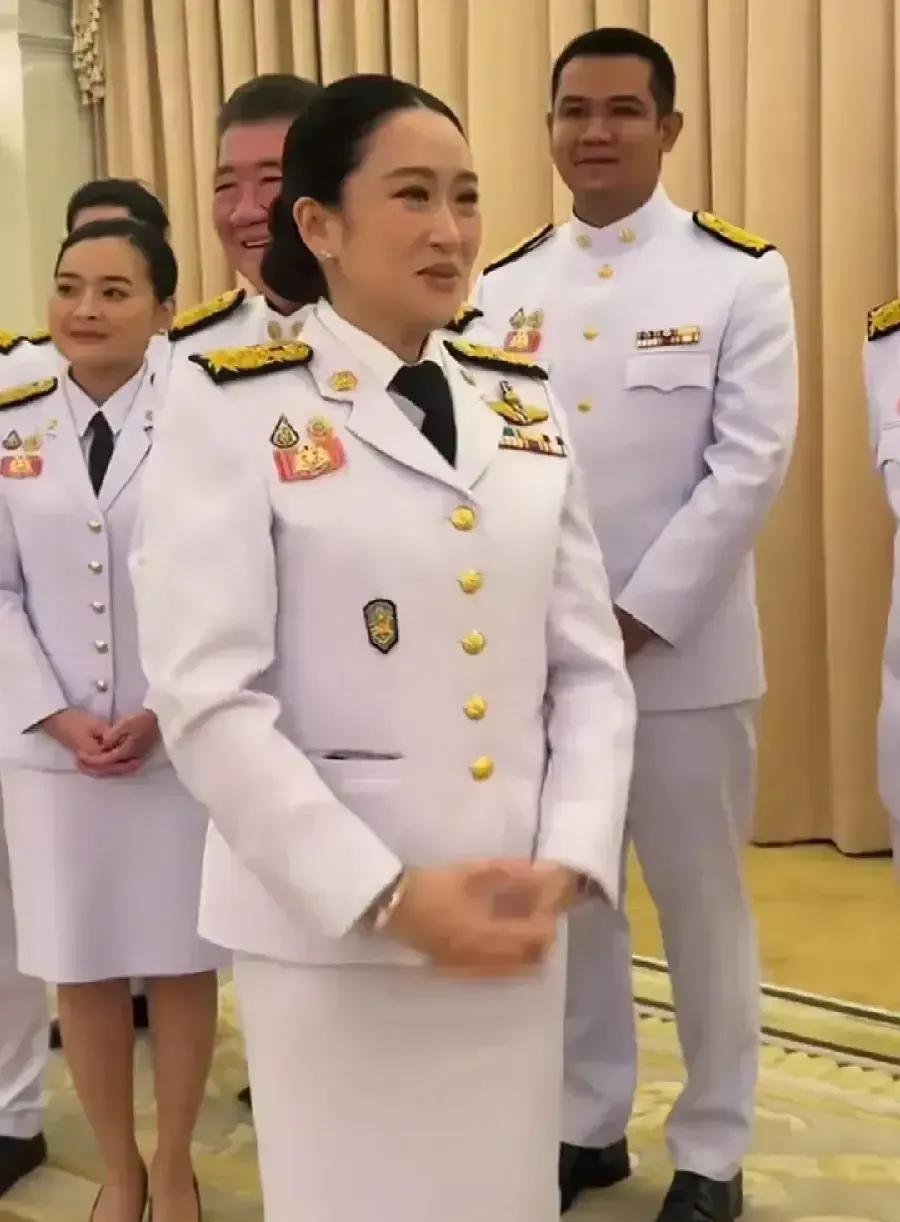 佩通坦赴文化部就职，可以说，他走到哪里，媒体跟到哪里，拍到哪里，反而新任代理总理