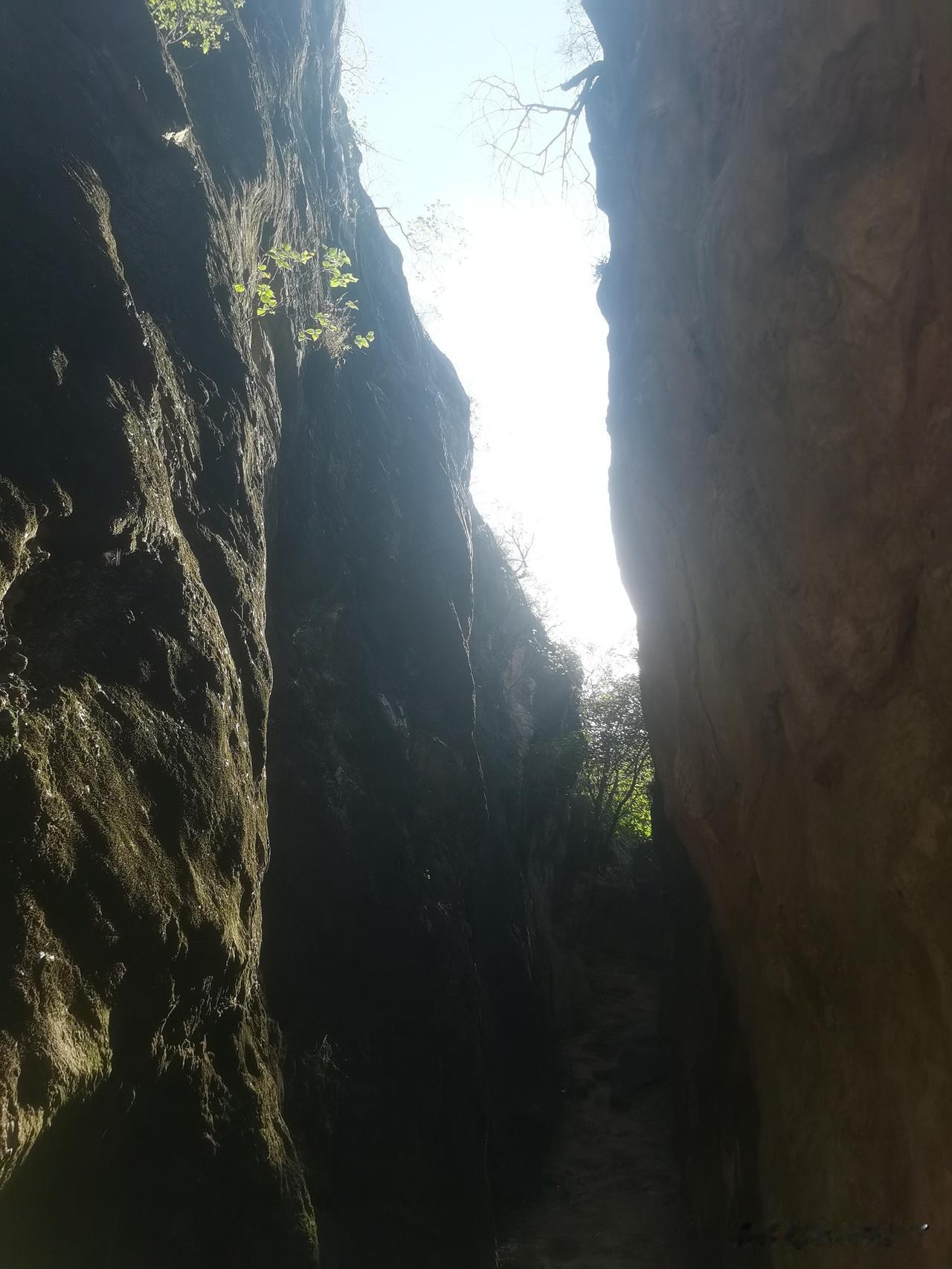 叫“一线天”的地方有很多，比较出名的有浙江衢州江郎山一线天、福建武夷山一线天、湖