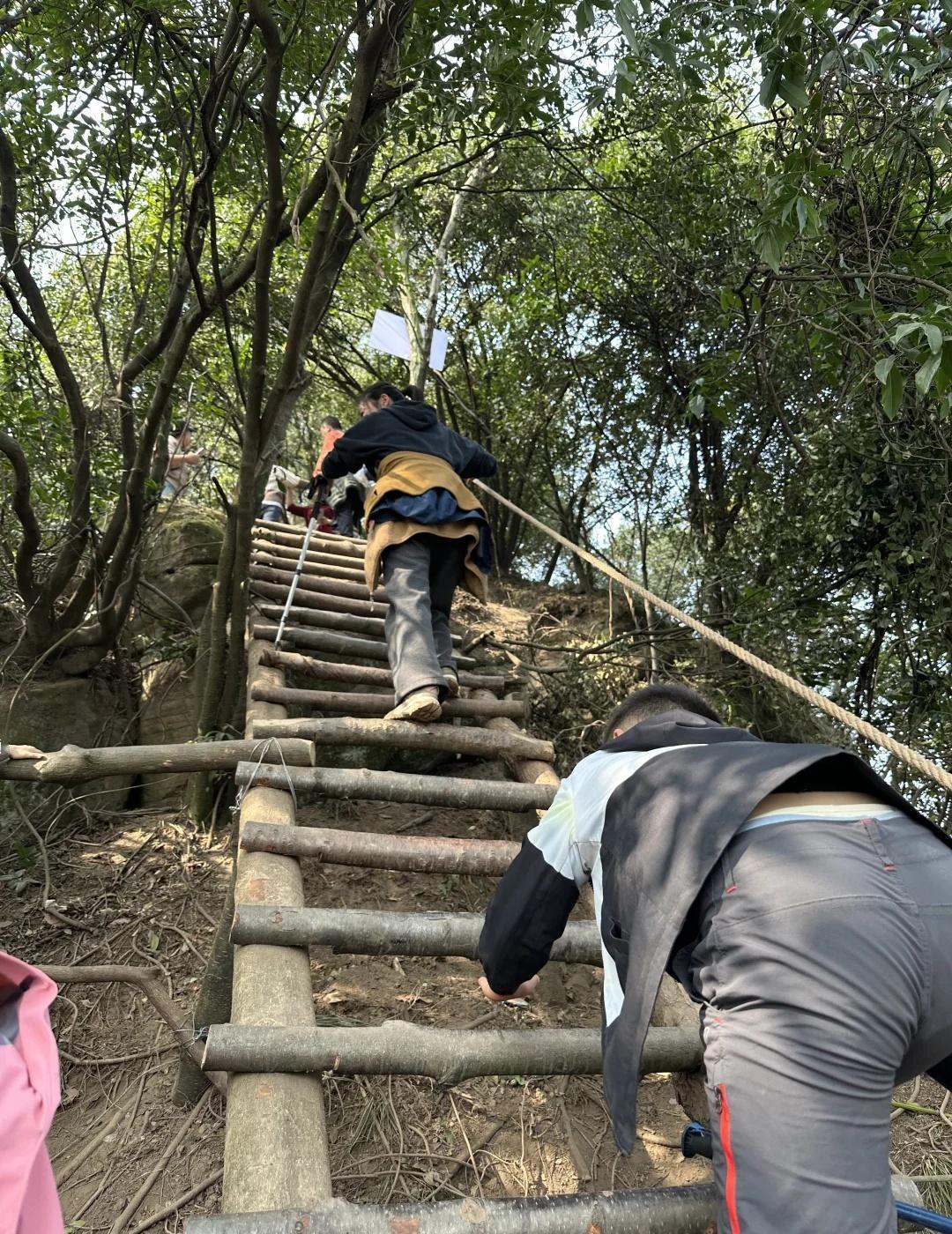 彭州老鹰岩，一爬一个不吱声，人间吸尘器啊！做了很多次攻略，终于决定爬老鹰岩还