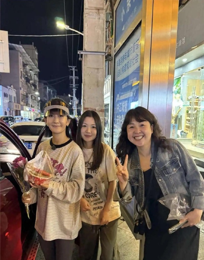 43岁谢娜回四川陪爸妈下馆子，打扮太接地气，跟路人没啥区别，很亲民​​​