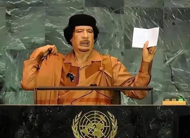 卡扎菲当年有多嚣张，他是唯一一个凭一己之力把联合国五常全部得罪干净，本来五常常年