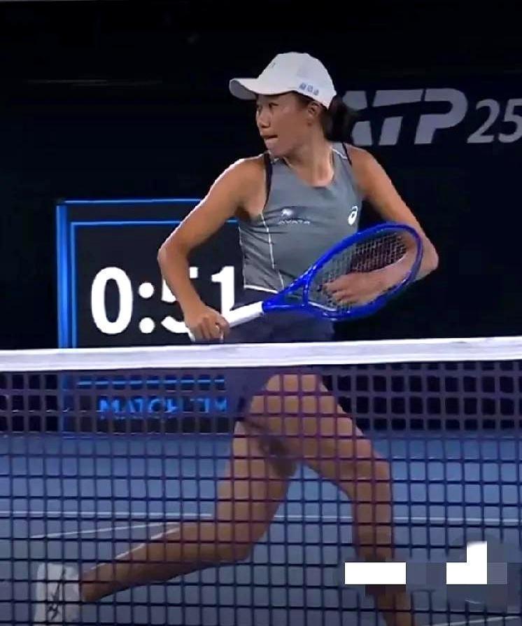 阿德莱德决赛，第二盘5比4那个发球局，张帅一口气连拿四分，直接把压力扔回给对面。