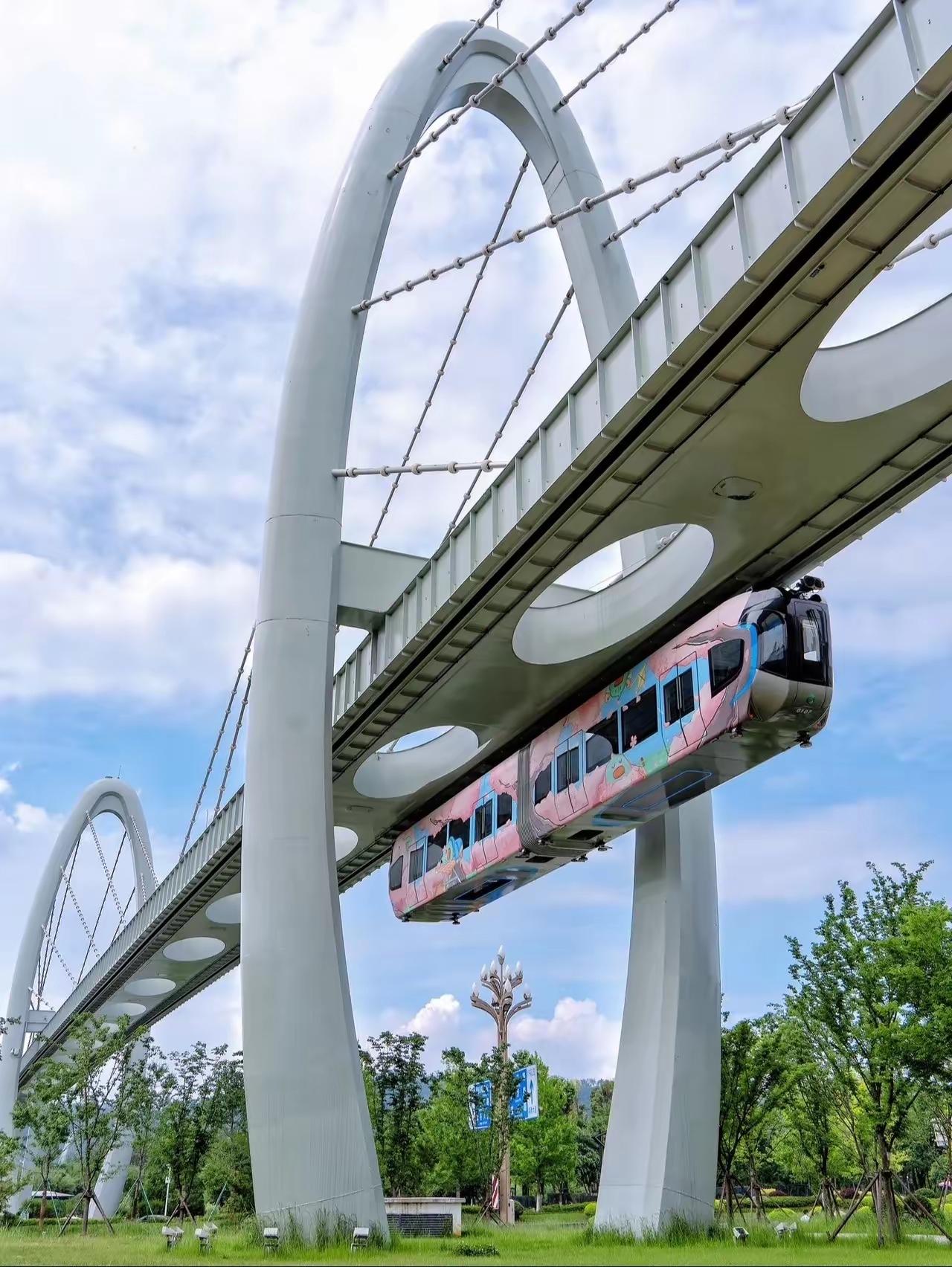 随着2025年全球科技大会的召开，阿里巴巴宣布其“千问”系列模型将全面进军AI市