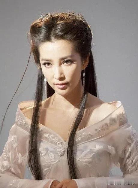 直到看到52岁李冰冰这副装扮，我才发现当年导演们不找她演小龙女真是可惜了，这身