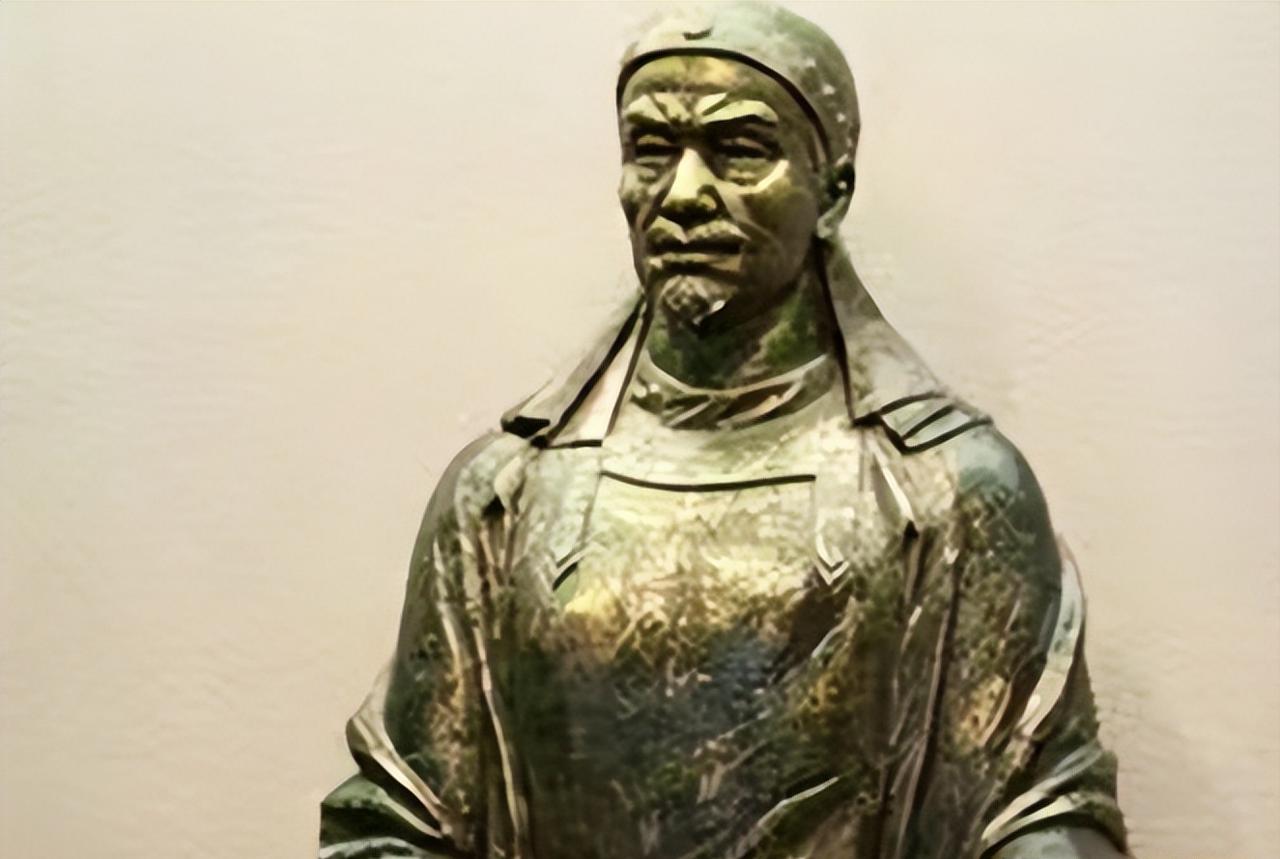 1864年7月，曾国藩走进被攻陷的天王府，命人掘开大殿地砖，挖出了对手的尸体。裹