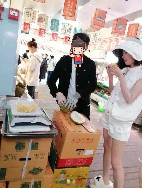 付辛博老婆颖儿现身昆明农贸市场买榴莲！路人镜头下的颖儿皮肤白到发光，本人看着比电