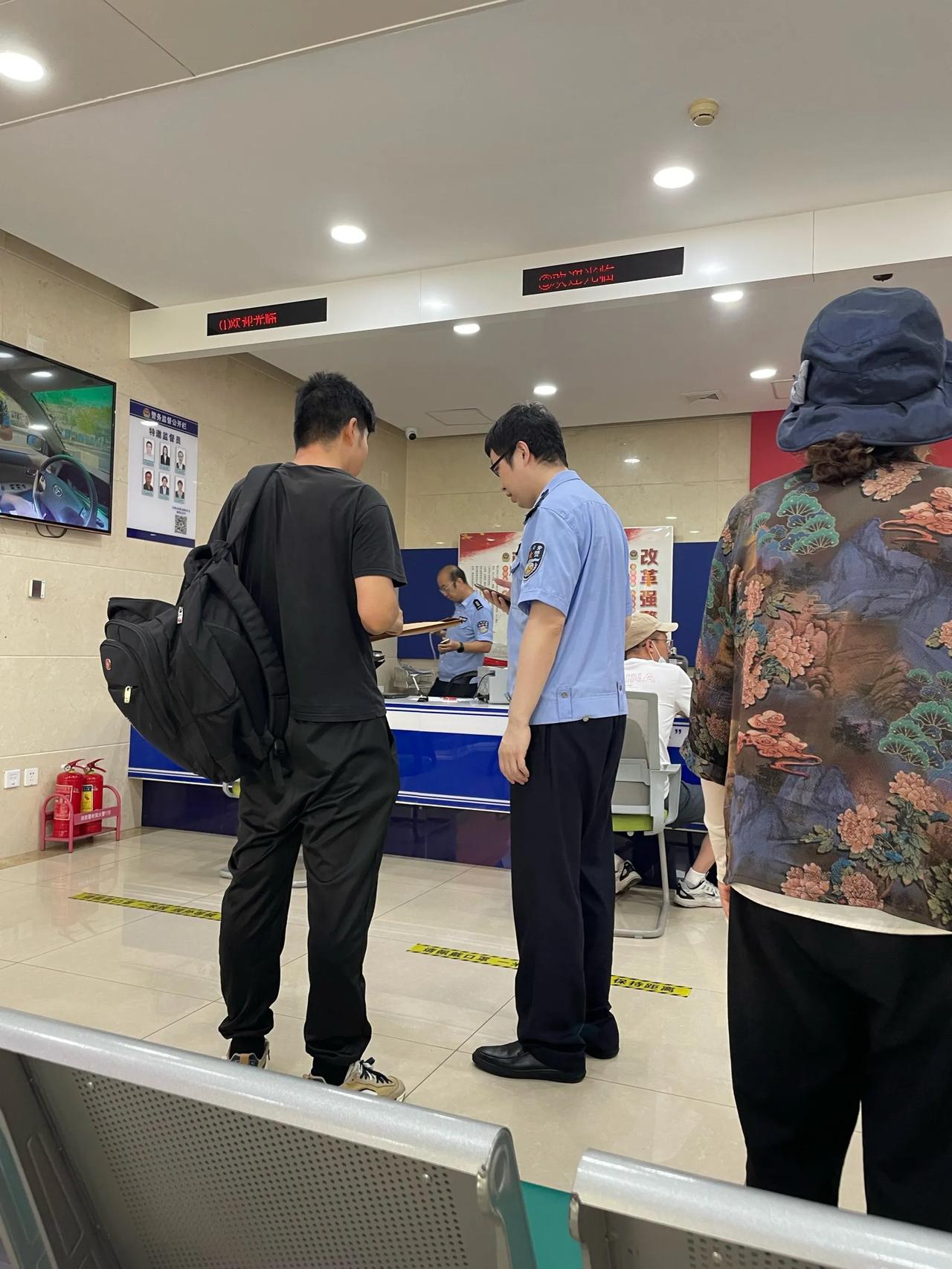 电视剧都不敢这么拍[笑着哭]近日，一男子听到有人说他是网上在逃犯，他感到很疑惑，