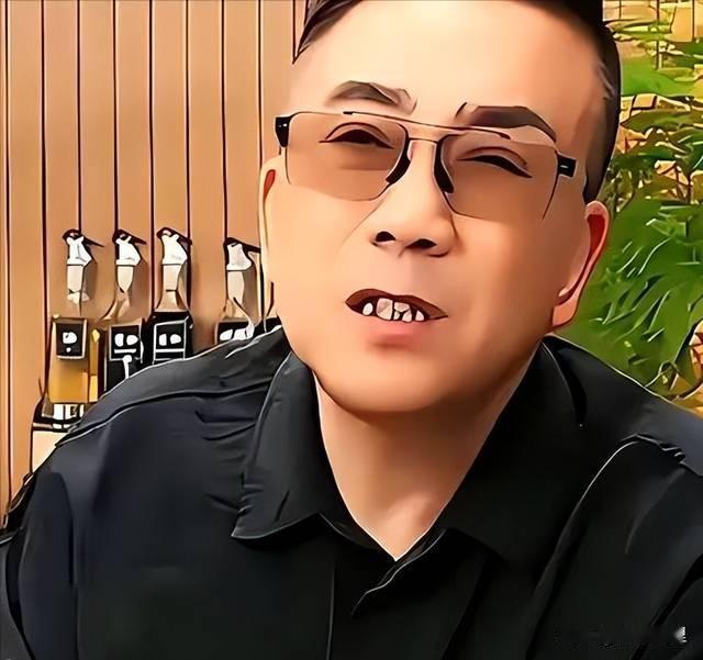 杨议在直播间比了个枪毙的手势，嘴里“biubiu”两声，说德云社撑不过三年。这