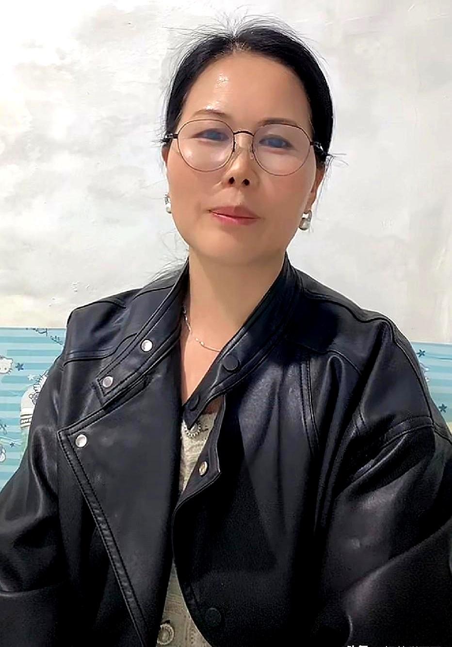 网上有人直接问起小杨阿姨：还打算回小菲那儿上班吗？她在北京，替嫂子代播卖家乡特