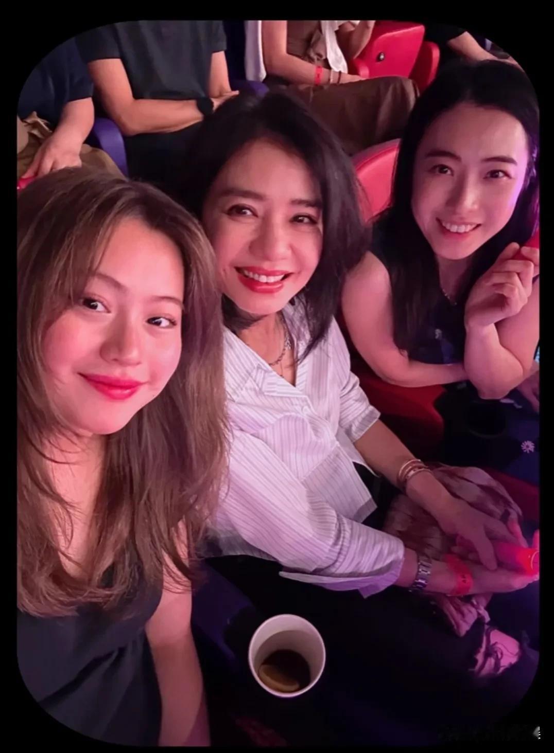 甘比带着女儿刘秀桦，和好友钟楚红，一起捧场郑秀文的演唱会！郑秀文，钟楚红和甘比