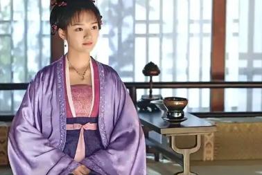 1070年，福康公主躺在病床上奄奄一息，她的被子爬满了虱子，脸也因为取炭火而烧伤