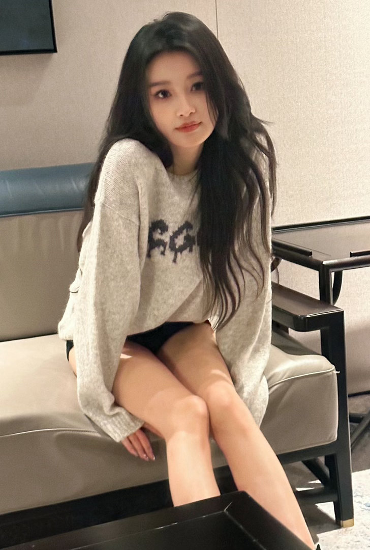 孙怡的发量孙怡这头发，看着就很想摸一下。又蓬又顺，还是自然卷。下班路上的抓拍，