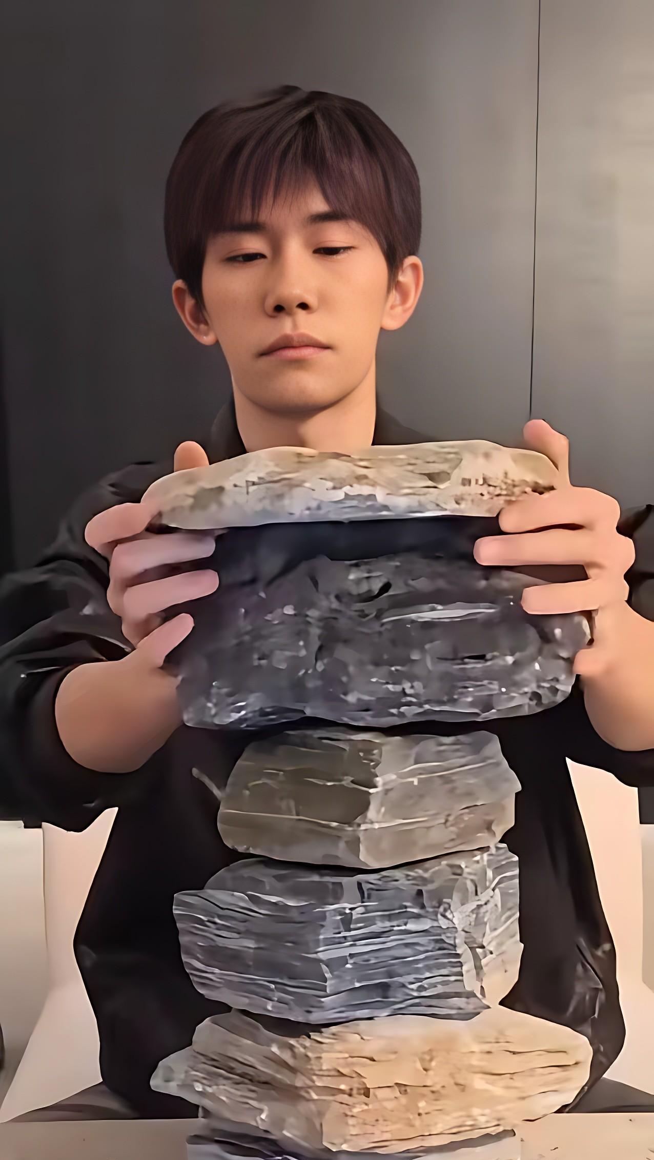 易烊千玺啊易烊千玺不是我骂你你说你直播就直播垒石头算啥？垒石头就垒石头吧，