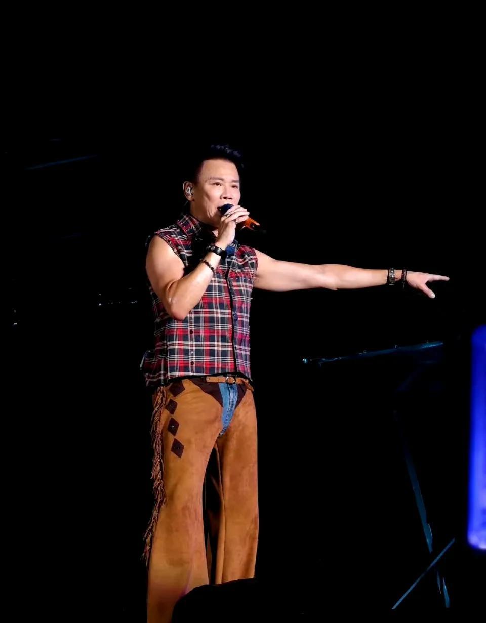 陶喆演唱会裤子的造型很难评，上一个这样穿的是超人。不得不说陶喆很有勇气，这么抽象