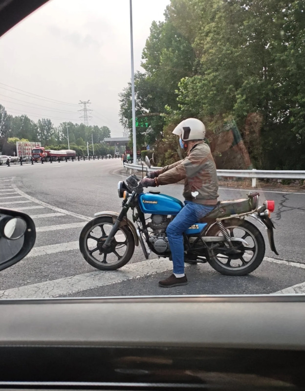 等红灯时，旁边一位低调的大叔
