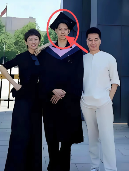 你们发现了吗？张澍每次与许何拍照时，手都是搭在许何的肩膀上，明明许何比张澍