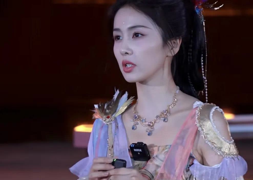 白鹿：“我爸妈在组里拍戏，一直都会跟着我，然后他们也是拍戏的时候在我身边，每天都