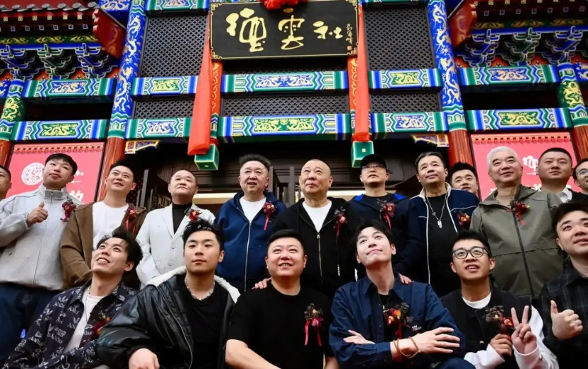 今天，知名的相声机构德云社成都剧场正式开业，郭德纲、于谦携手亮相在现场，有媒体